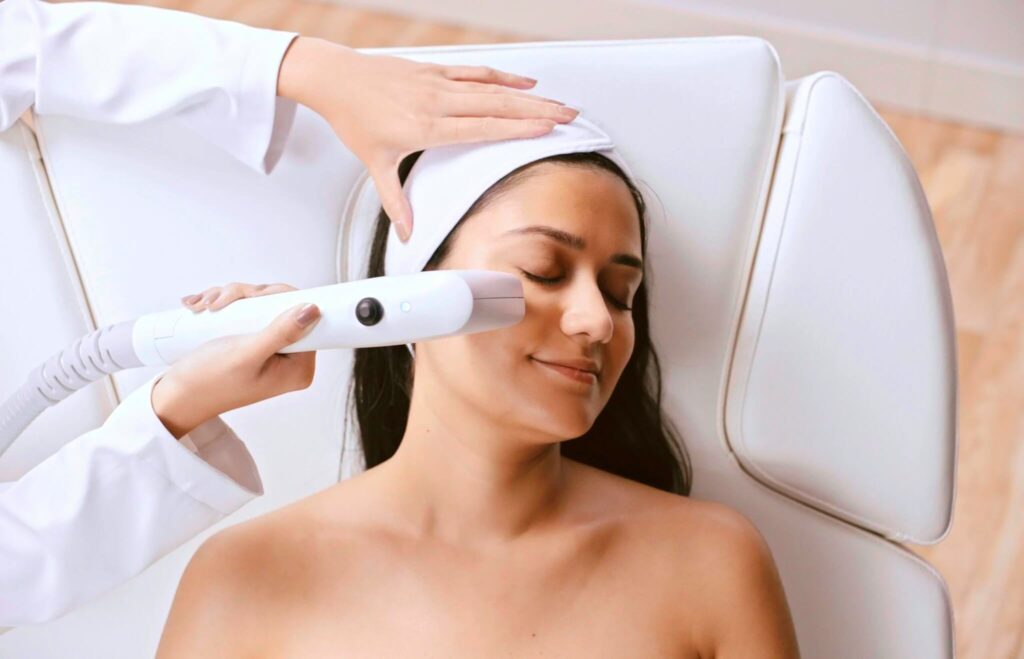 Softwave ansiktsløft uten kirurgi hos Klinikk Skien – naturlig hudoppstramming uten inngrep.