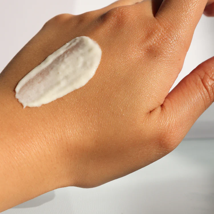 Kvinne i 40-årene påfører solkrem fra ZO Skin Health